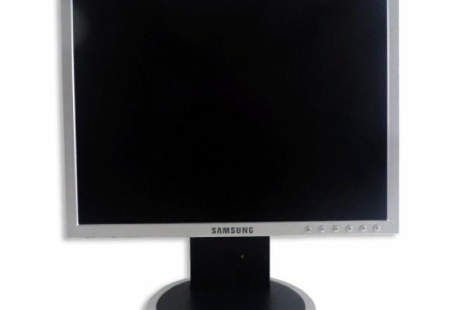 SAMSUNG SYNC MASTER 740N LCD MONITORIŲ 25 EUR-0