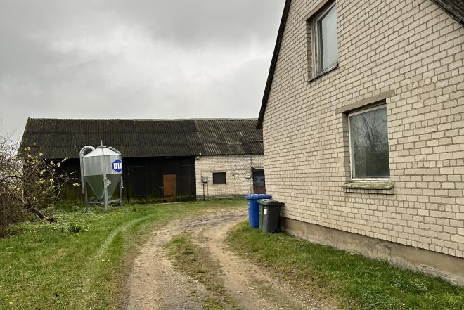Mūrinis Namas 104,42m² Su Žemės Sklypu 25,13a. Ūkiniais Pastatais-0