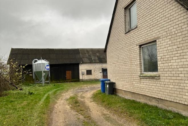 Mūrinis Namas 104.42 m² Su Ūkiniais Pastatais,Žemės 25,13 Sklypu-0