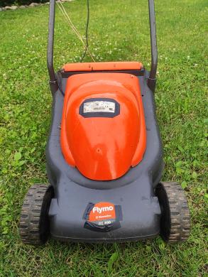 Dvi elektrinės žoliapjovės-1