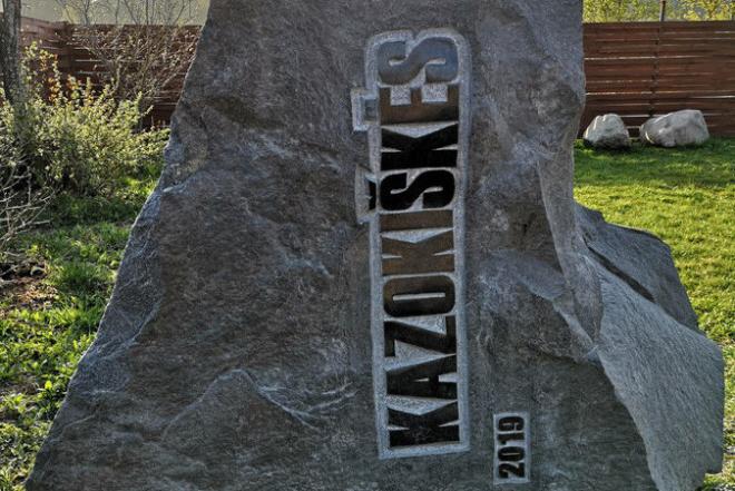 KALU RAIDES KAPINĖSE. RAIDŽIŲ KALIMAS ANT PAMINKLO, VILNIUS-0