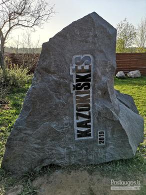 KALU RAIDES KAPINĖSE. RAIDŽIŲ KALIMAS ANT PAMINKLO, VILNIUS-0