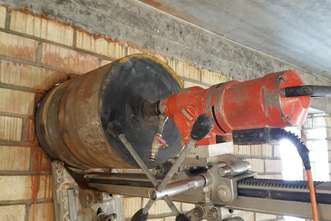 ...Gręžiame skyles vėdinimui,kanalizacijai...-0