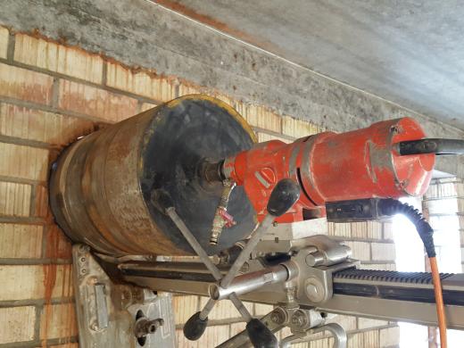 ...Gręžiame skyles vėdinimui,kanalizacijai...-0