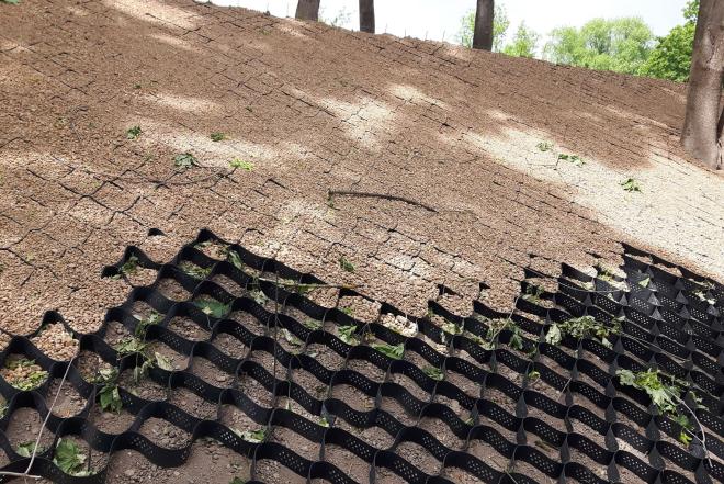 Geojuostos - šlaitų sutvirtinimui, tvenkinių krantams, aikštelėms, keliams, pakrančių tvirtinimas, šlaito tvirtinimas, kelio tiesimas, aikštelių įrengimas, tvenkinių krantų tvirtinimas, geokorys, geocelės, geojuostos, korys, geosistemos, šlaito slinkimas-0