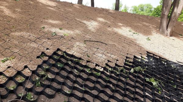 Geojuostos - šlaitų sutvirtinimui, tvenkinių krantams, aikštelėms, keliams, pakrančių tvirtinimas, šlaito tvirtinimas, kelio tiesimas, aikštelių įrengimas, tvenkinių krantų tvirtinimas, geokorys, geocelės, geojuostos, korys, geosistemos, šlaito slinkimas-0