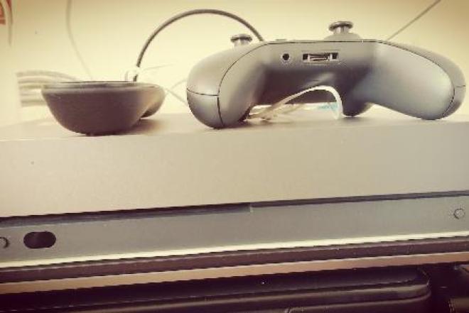 Xbox one x 1Tb parduodu.-0
