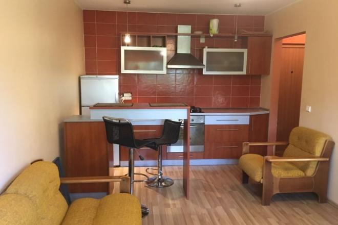 Išnuomoju 2 kambarių butą (3 aukštas 5 aukštų name), netoli Vilniaus centro (netoli Vingio parkas): buitinė technika, baldai.-0