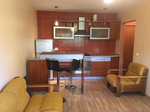 Išnuomoju 2 kambarių butą (3 aukštas 5 aukštų name), netoli Vilniaus centro (netoli Vingio parkas): buitinė technika, baldai.-0