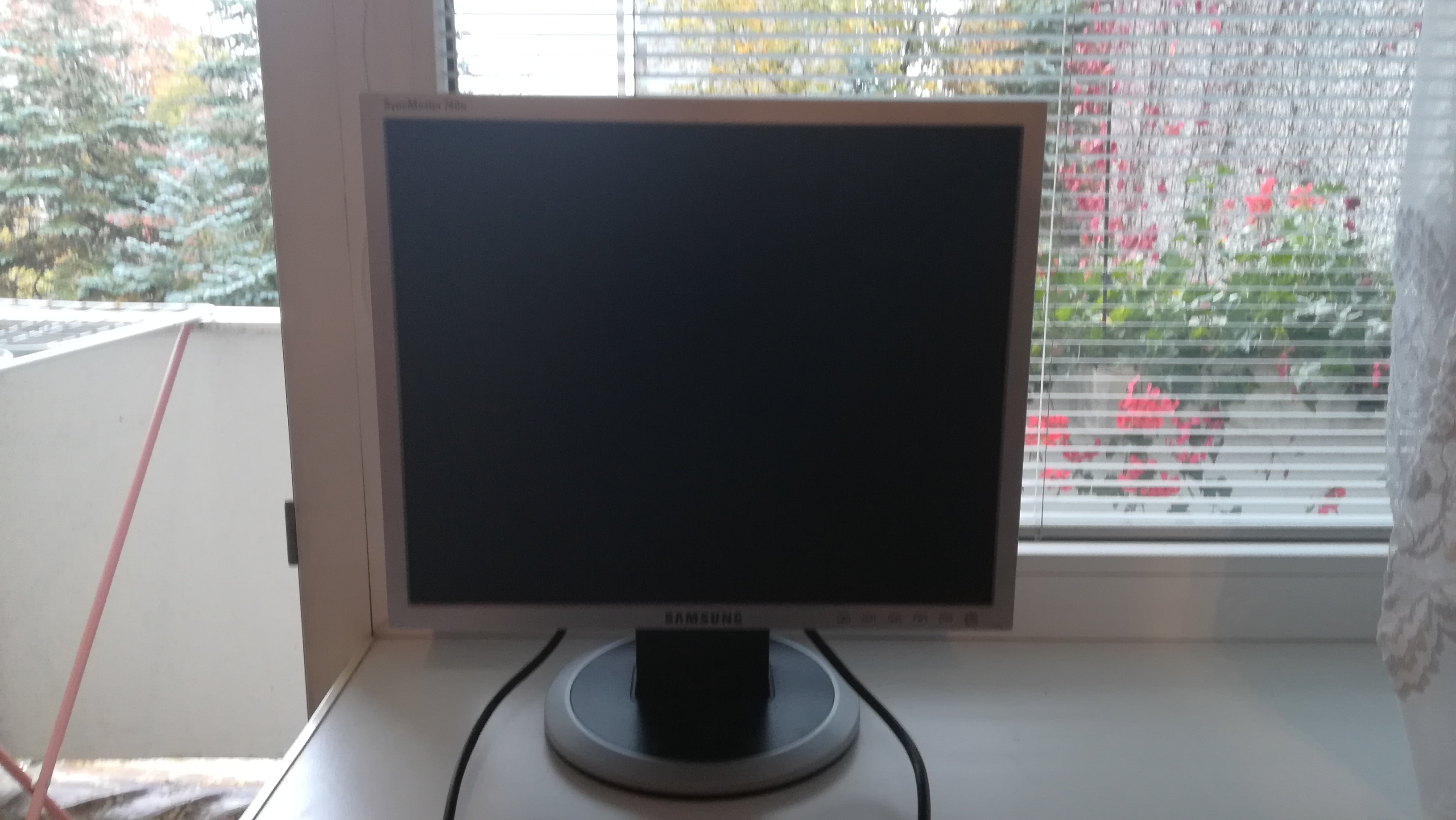 Parduodu SAMSUNG monitorių, įstrižainė 42cm. Kaina 25€.-0