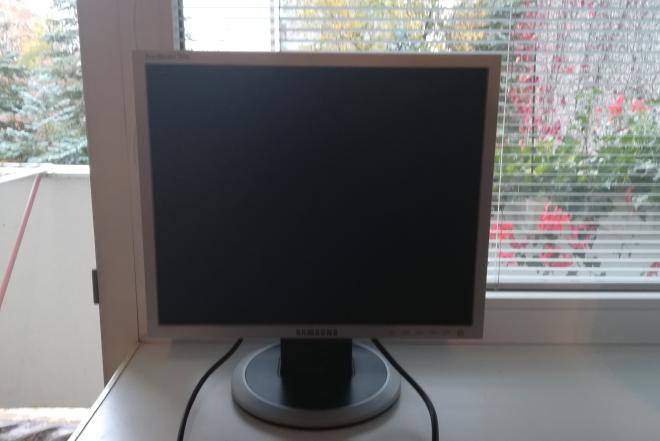 Parduodu SAMSUNG monitorių, įstrižainė 42cm. Kaina 25€.-0