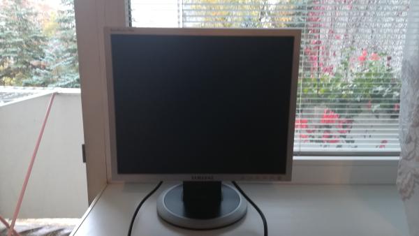 Parduodu SAMSUNG monitorių, įstrižainė 42cm. Kaina 25€.-0