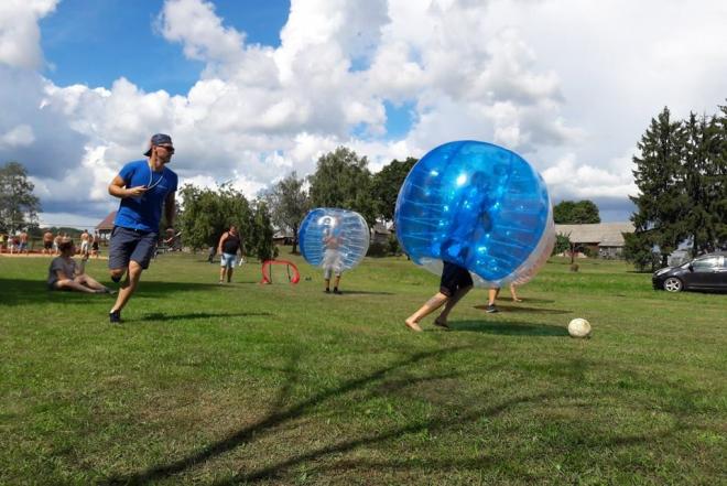 Pripučiamų pramogų nuoma - burbulinis futbolas-0