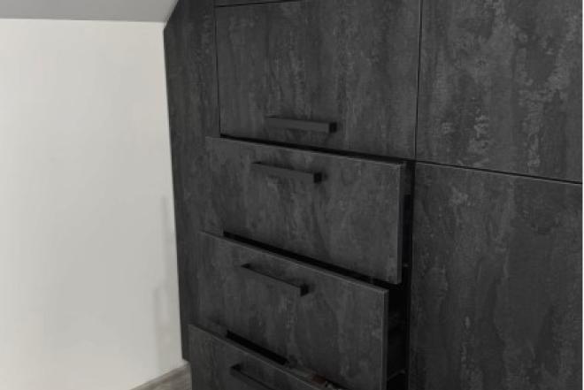 Juodi virtuvės baldai interjere. Baldų gamyba-0