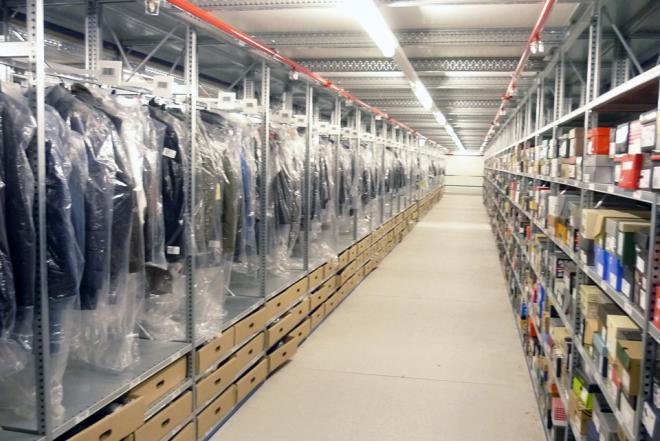 DARBAS RŪBŲ SANDĖLYJE OLANDIJOJE 11,19eur./val-0