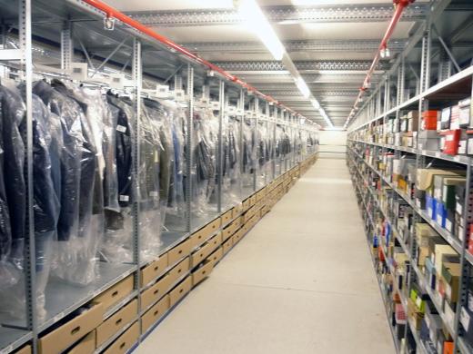 DARBAS RŪBŲ SANDĖLYJE OLANDIJOJE 11,19eur./val-0