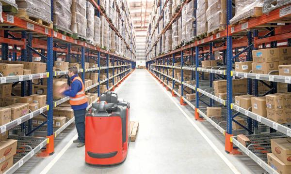 DARBAS KOSMETIKOS, ELEKTRONIKOS SANDELYJE OLANDIJA-0