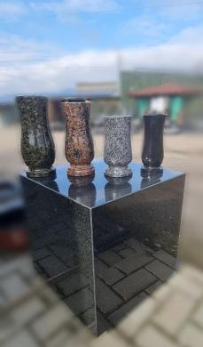 Paminklai, antkapiai, kapų priežiūra-0