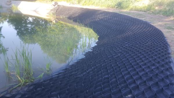 Geojuostos - šlaitų sutvirtinimui, tvenkinių krantams, aikštelėms, keliams, pakrančių tvirtinimas, šlaito tvirtinimas, kelio tiesimas, aikštelių įrengimas, tvenkinių krantų tvirtinimas, geokorys, geocelės, geojuostos, korys, geosistemos, šlaito slinkimas-1