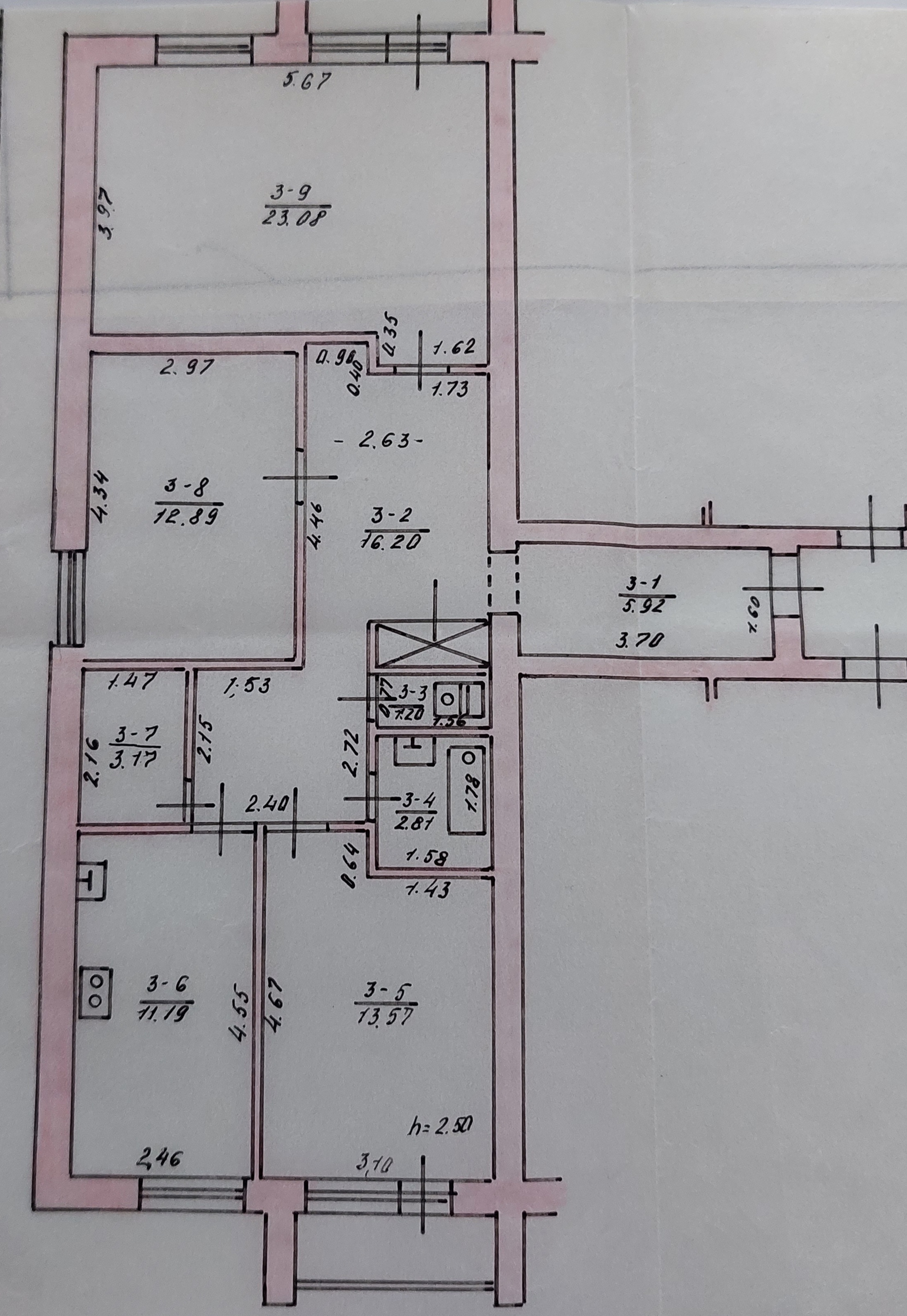 Klaipėdoje ramioje vietoje, Birutės g. 1 aukšte parduodamas erdvus 90 kv. m ploto 3 kambarių butas su holu. Butui reikalingas remontas.-0