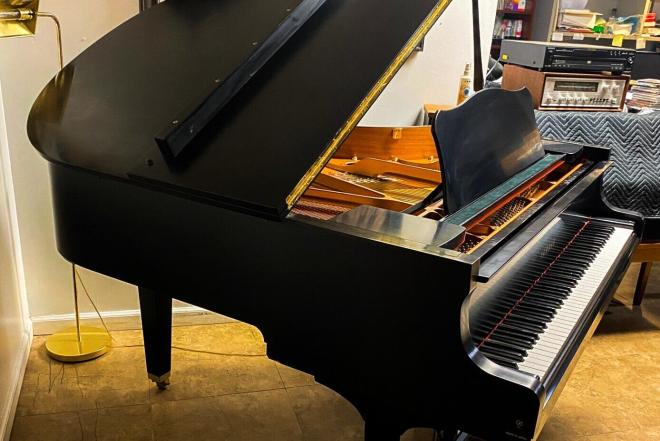 Yamaha GC1 Baby pianinas, poliruotas juodmedis-0