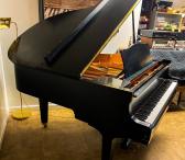 Yamaha GC1 Baby pianinas, poliruotas juodmedis-0