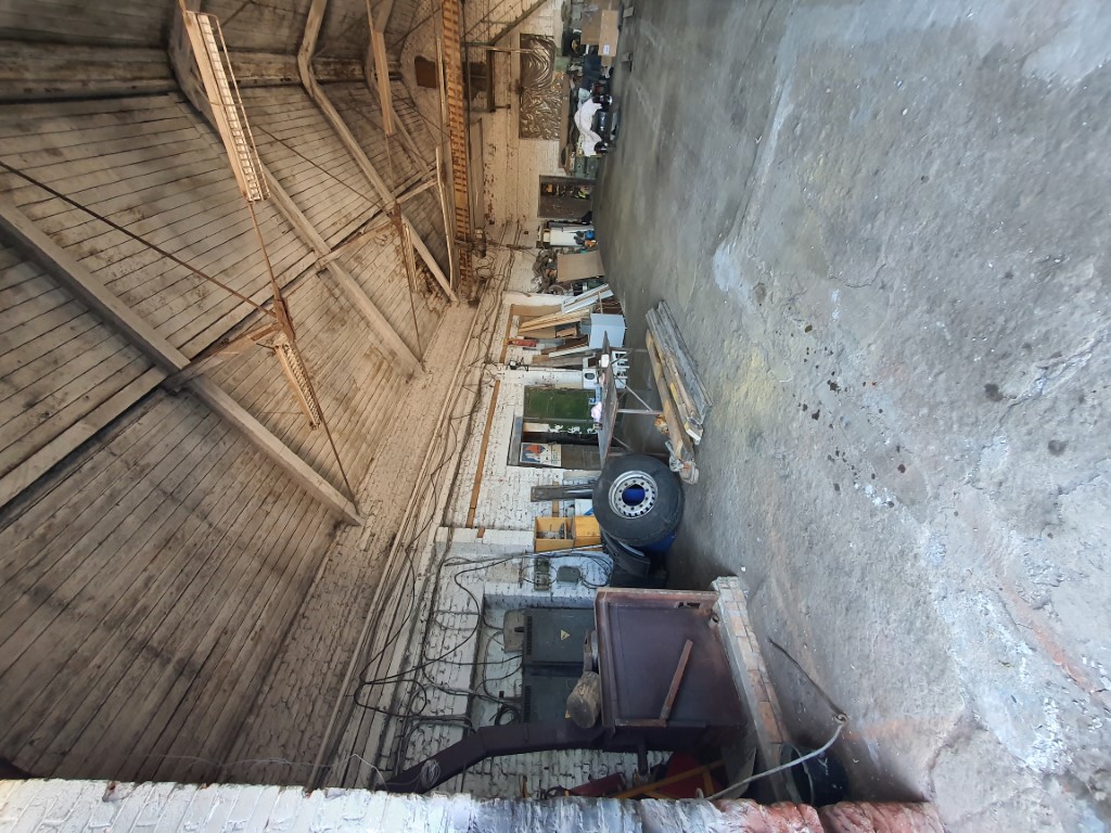 Verslo erdvė 200 kv.m, aukštos lubos - gera vieta-0