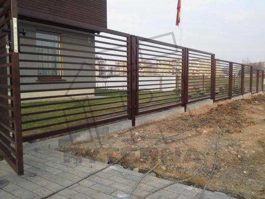 Skardinės žaliuzi ir vertikalios tvoros, vartai-0