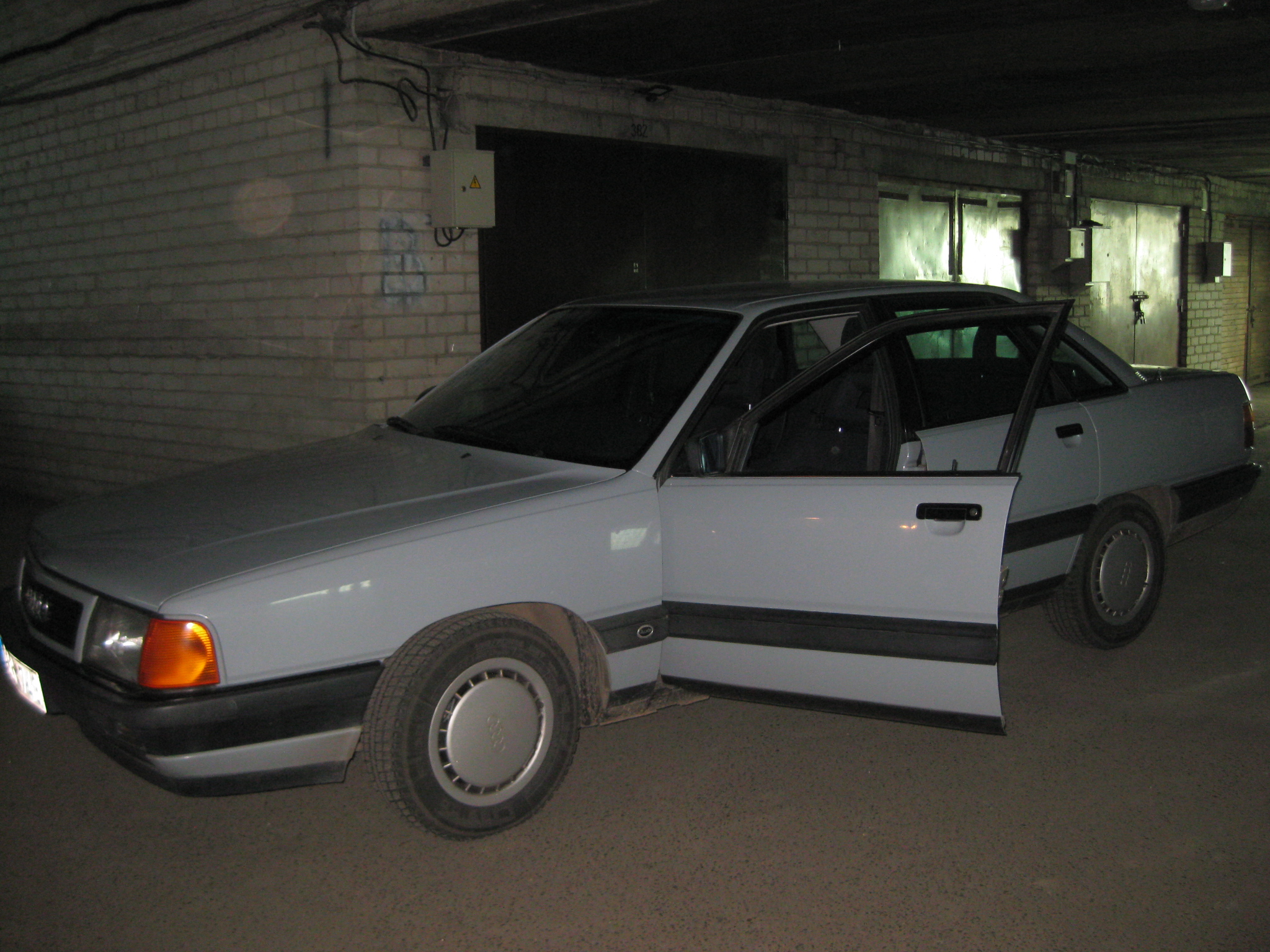 Parduoda Audi 100-0