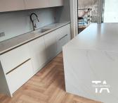 Lieto akmens stalviršiai virtuvei: Ilgaamžiškumas ir patogumas su „Tavo akmuo“-0