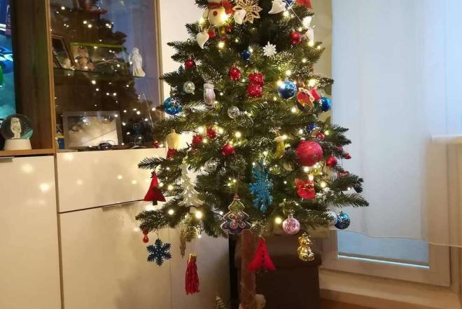 Labai graži dirbtinė kalėdinė eglutė, su sniegeliu. Kalėdinė eglė kaip tikra, labai graži su sniegu, stovu, yra galimybė atvezti už papildomą kaina.-0