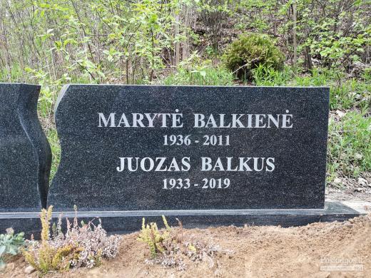 KALU RAIDES KAPINĖSE. RAIDŽIŲ KALIMAS ANT PAMINKLO, VILNIUS-3