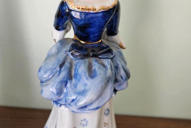 Statulėlė porcelianinė. Rūmų dama. Rokoko stiliaus.-0