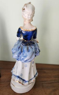 Statulėlė porcelianinė. Rūmų dama. Rokoko stiliaus.-0