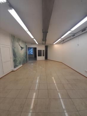 Išnuomojamos 55 kv.m. Grožio studijai ar ofisui tinkančios patalpos trečiame aukšte Tiltų g.-1