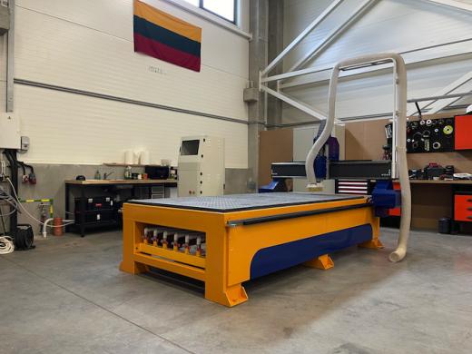 CNC frezavimo staklės su vakuumu-1