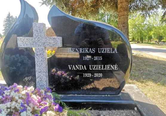 KALU RAIDES KAPINĖSE. RAIDŽIŲ KALIMAS ANT PAMINKLO, VILNIUS-4