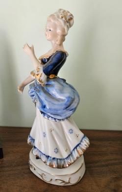 Statulėlė porcelianinė. Rūmų dama. Rokoko stiliaus.-1