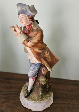 Statulėlė porcelianinė. Puošnus jaunuolis. Rokoko stiliaus. Japonija.-1