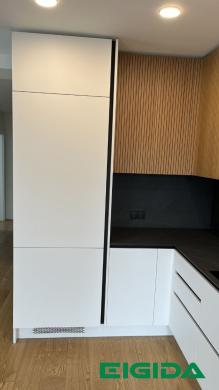 Virtuvės baldai su moderniu filinguotu fasadu-1
