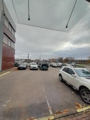 Išnuomojamos 88 kv.m. Patalpos tinkamos prekybai, nedidelei gamybai, ofisui. Šilutės pl.-1