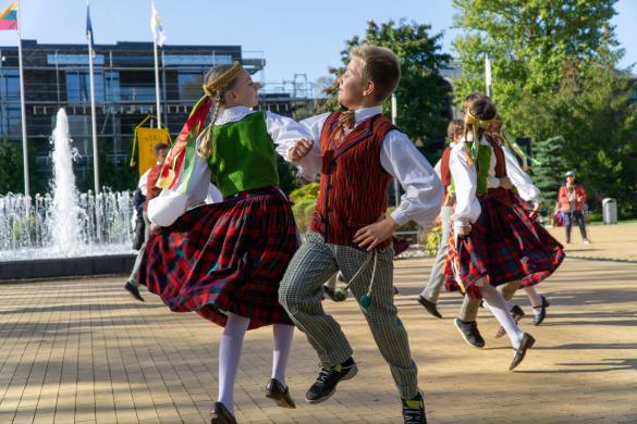 LK Vilniaus įgulos karininkų ramovės liaudiškų šokių ansamblis „Neris”-4
