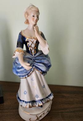 Statulėlė porcelianinė. Rūmų dama. Rokoko stiliaus.-3