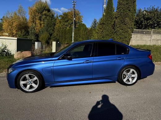 BMW 330e F30-1