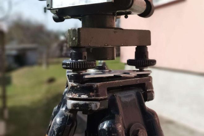 Nivelyras su stovu ir liniuotė-0