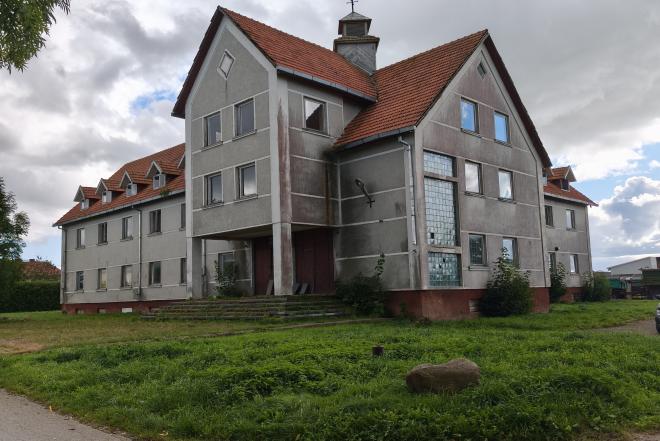 Parduodamas Pastatas Kretingos raj. Kurmaičių k. Mokyklos g.  Bendras plotas 1884,73 kv.m. Sklypas 41,84 arai-0