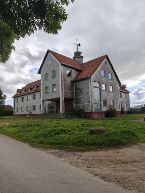 Parduodamas Pastatas Kretingos raj. Kurmaičių k. Mokyklos g.  Bendras plotas 1884,73 kv.m. Sklypas 41,84 arai-0