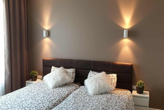 Dvigulė lova su 2 atskirais čiužiniais 2m.ilgis 2m.plotis,reiktu pasitvarkyti šonus, bet šiaip tvarkingos bukles ir lova ir čiužiniai, reiktų išsirinkti ir išsivežti patiems, Pilaiteje.-0