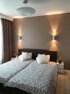 Dvigulė lova su 2 atskirais čiužiniais 2m.ilgis 2m.plotis,reiktu pasitvarkyti šonus, bet šiaip tvarkingos bukles ir lova ir čiužiniai, reiktų išsirinkti ir išsivežti patiems, Pilaiteje.-0