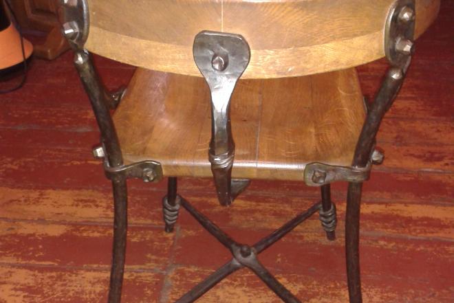 Vienetinės, pagal specialų užsakymą pas kalvį pagamintos ąžuolinės kėdės.-0